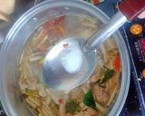 รูปขั้นตอนการทำที่ 6 ของ ต้มยำโครงไก่ใส่เห็ด