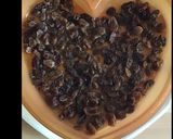 Une image de l'étape 1 de Flan vanille rhum raisins.