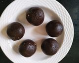 A picture of step 4 of Fusion rum balls.