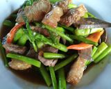 รูปขั้นตอนการทำที่ 4 ของ ผัดหน่อไม้ฝรั่งหมูกรอบกับตับ