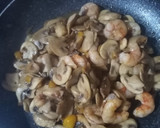 Foto del paso 2 de la receta: Salteado de champiñones con gambas