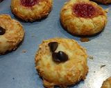 Foto langkah ke 6 dari resep Thumbprint Cheese Strawberry.