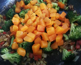 Foto del paso 9 de la receta: Guisantes frescos con verduras y huevo