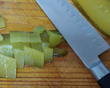 Foto del paso 3 de la receta: Ensalada tibia de Pollo, frutos secos, dátiles, pepinillos y orejones