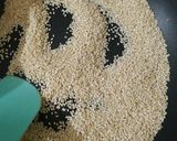 मटर तिल बर्फ़ी (Matar til barfi recipe in Hindi) रेसिपी चरण 2 फोटो
