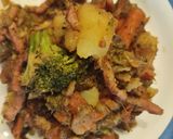 Foto del paso 7 de la receta: Coliflor, Brócoli, Zanahoria y Patata al Wok a la Mantequilla y Yakiniku con Bacon