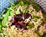 Hình bước làm 2 của món Mì Cay Trộn Đậu Que Tím