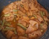 Foto del paso 3 de la receta: Chicharrón esponjoso en salsa roja con nopales