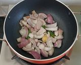 A picture of step 1 of Vegetable Paneer korma in white gravy.