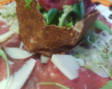 Foto del paso 5 de la receta: Carpaccio de Ternera con Ensalada y galleta de quesos