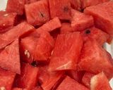 Hình bước làm 2 của món Cơm nhà với nạc lưng heo xào sả cốt dừa, salad hoa quả nhiệt đới, canh củ cải tôm khô nấm kim châm
