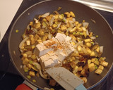 Foto del paso 2 de la receta: Berenjena con tofu, aguacate, guisantes y feta