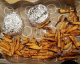 Camembert w szynce szwarcwaldzkiej z sałatką z jarmużu i batatem krok przepisu 4 zdjęcie