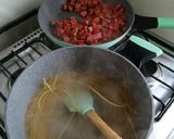 Foto del paso 2 de la receta: Tallarines con longaniza y salchichas