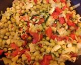 Foto del paso 2 de la receta: Tortilla de arvejas con vegetales y salmón