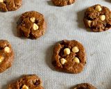 Une image de l'étape 4 de Cookies à la purée de noisettes, chocolat noir à la fleur de sel Omie et noisettes entières grillées.
