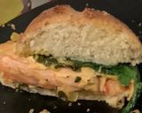 Une image de l'étape 4 de Burger saumon épinard sauce parmesan et tomate cerise.