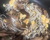Foto del paso 5 de la receta: Revuelto de setas, ajetes y gulas