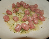 Foto del paso 3 de la receta: Brécol con salchichas y pasta de colores lacitos
