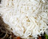 शेजवान नूडल्स (schezwan noodles recipe in marathi) रेसिपी स्टेप 3 फोटो
