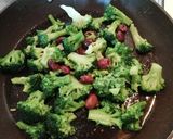Foto del passaggio 3 della ricetta Orecchiette con broccoli saporite