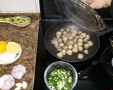 Foto del paso 3 de la receta: Berberechos a la plancha con ajito y perejil