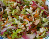 Foto del paso 2 de la receta: Ensalada de alubias (porotos blancos) al estilo Mari