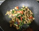 Foto del paso 3 de la receta: Wok de verduras, pollo y huevo