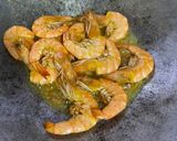 Gambar langkah 2 resipi Udang Goreng Kunyit.