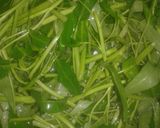 Foto langkah ke 1 dari resep Tumis Kangkung Sederhana.