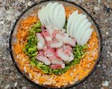 Foto del paso 3 de la receta: 🥗Ensalada de kanikama, arroz integral, lechuga, zanahoria, huevo y queso 🥗Fresca y completa 🥗