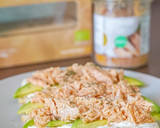 Foto del paso 1 de la receta: Tostadas de salmón salvaje y aguacate