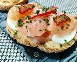 Foto del paso 5 de la receta: Montadito de salmón ahumado con huevo cocido y hueva de maruca