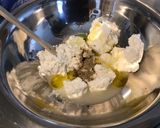 Une image de l'étape 6 de Salade de concombres marinés au chèvre frais, citron, oignon rouge et persil.