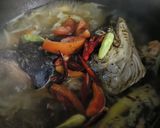 Foto langkah ke 3 dari resep Sup Kepala Ikan Salmon.