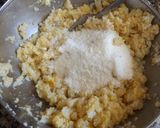 Foto del paso 2 de la receta: Tortitas de coliflor con cebollino, lima y queso Pecorino