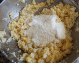 Foto del paso 2 de la receta: Tortitas de coliflor con cebollino, lima y queso Pecorino