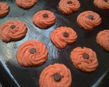 Foto langkah ke 6 dari resep Kue Semprit Susu Pink (takaran sendok).