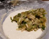 Foto del passaggio 2 della ricetta Frittelle di scarola e pinoli