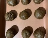 Foto del paso 7 de la receta: Cookies de cacao rellenas de chocolate blanco y salsa de arándanos🫐 🍪