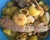Foto del paso 12 de la receta: Guisadito de calamar, galeras y langostinos (olor a viernes)