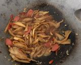 Foto langkah ke 7 dari resep Tumis Jamur Sosis Saus Tiram Masakan Ala Anak Kos.