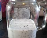 Foto del paso 2 de la receta: Kéfir con chía y frutas 🥛🍒🍓
