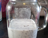 Foto del paso 2 de la receta: Kéfir con chía y frutas 🥛🍒🍓