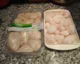 Foto del paso 2 de la receta: Ensalada de huevos de choco y gambas con Mini crujientes de Atún