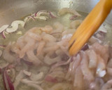Foto del paso 3 de la receta: Fideos chinos con gambas y salsa de espinacas y coco