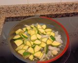 Foto del paso 1 de la receta: Salteado de garbanzos con espinacas y calabacín