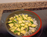 Foto del paso 1 de la receta: Salteado de garbanzos con espinacas y calabacín