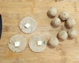 A picture of step 4 of Cheese wheat flour balls.