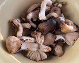 รูปขั้นตอนการทำที่ 1 ของ เมี่ยงเห็ดฟาง🍄แนมกับถั่วลิสงและผักสด🥬🥜